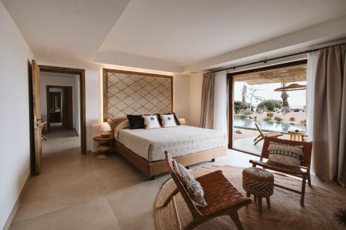 een slaapkamer met een bed en een groot raam bij Ultima in Tías