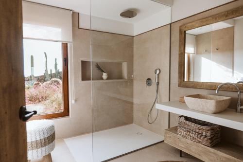 een badkamer met een douche met wastafel en spiegel bij Ultima in Tías