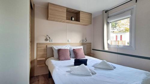 Ένα ή περισσότερα κρεβάτια σε δωμάτιο στο Les Pins Dorés- F125S - Clim- Animaux- Camping 4