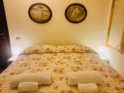 een slaapkamer met een bed met twee handdoeken erop bij GuestHost - Petite Fleur - Cozy La Thuile Flat in La Thuile