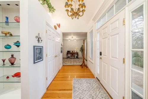 Peaceful Blufftop Home Over the Missouri في New Haven: ممر فيه باب أبيض وثريا