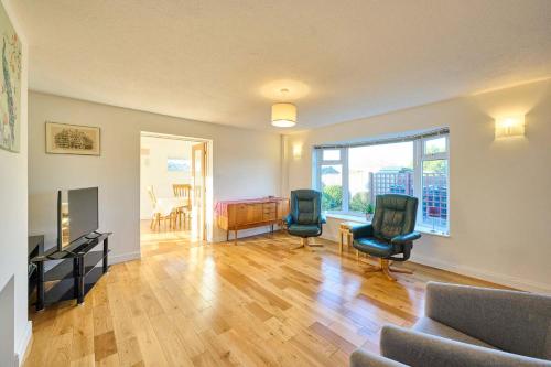 un salon avec deux chaises et une table dans l'établissement Host & Stay - WillowStay, à Martham