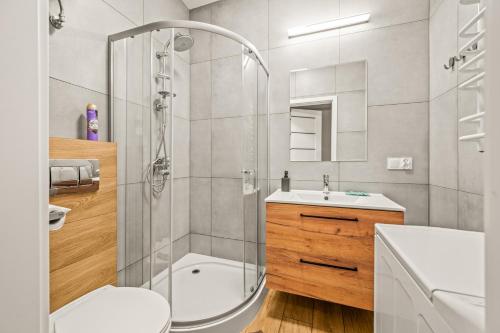 une salle de bains avec douche, toilettes et lavabo dans l'établissement Central Platinum Apartments 2, à Rybnik