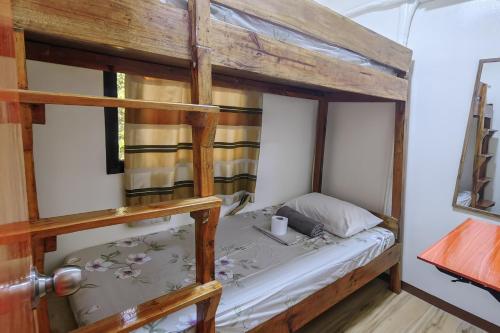 Una cama o camas en una habitación de Summer Wind Pension House El Nido