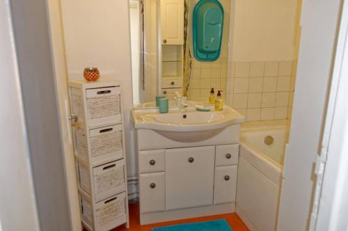 een badkamer met een wastafel en een ligbad bij Les Cerfs Volants 2 à 4 pers in Dieppe