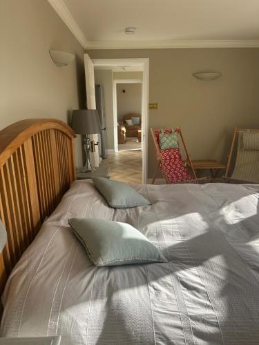 En eller flere senge i et værelse på Haven near the sea