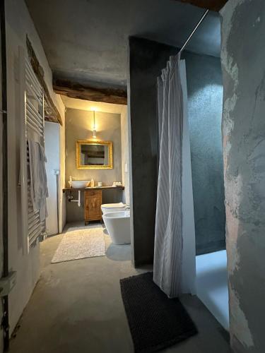 a bathroom with a toilet and a sink at Ca Jurzot in Gorzegno