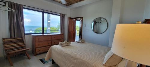 Ένα ή περισσότερα κρεβάτια σε δωμάτιο στο Lickety Split-Oceanview with Rooftop Escape