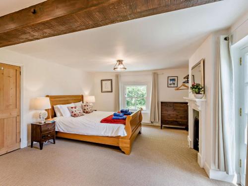 une chambre avec un lit et une cheminée dans l'établissement 4 Bed in Winfrith Newburgh 86025, à Winfrith Newburgh