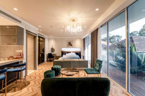 Χώρος καθιστικού στο Senerity Sky Villas By Luminous Luxury Apartment