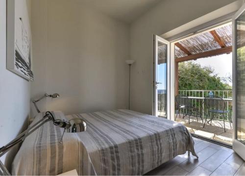 En eller flere senge i et værelse på Trilocale Giglio - vista sul mare e sui tramonti