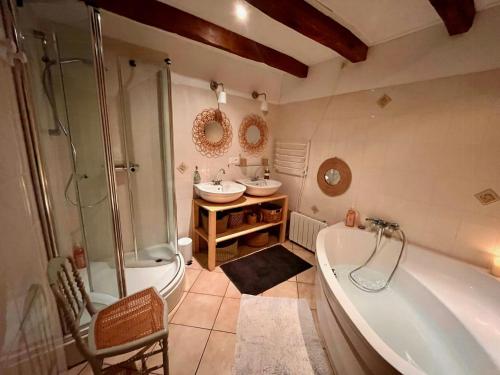 Un baño con bañera, ducha y lavabo. en Country House With Swimming Pool In Morvan, en Lucenay-lʼÉvêque