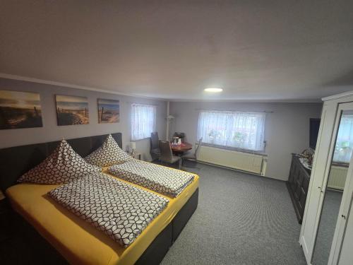 ein Schlafzimmer mit einem Bett und einem Schreibtisch darin in der Unterkunft Ferienwohnung Heike Rinno in Olbernhau