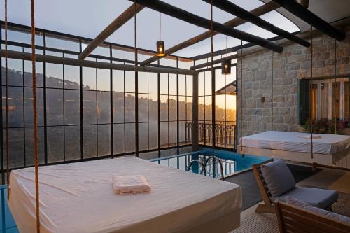 Zimmer mit einem Bett und einem Pool in der Unterkunft Casadar Guesthouse in Ash Shi‘b