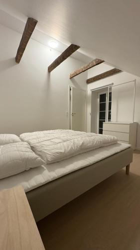 een witte slaapkamer met een bed en een raam bij Leiti House in Esbjerg