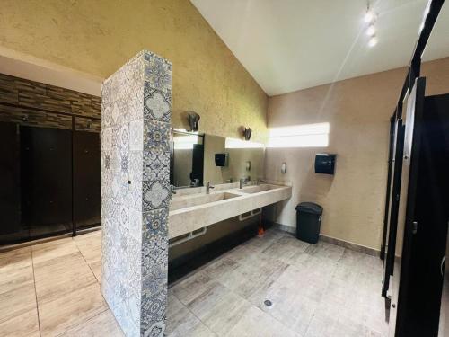 a bathroom with two sinks and a large mirror at Casa en Cuautla, Morelos 