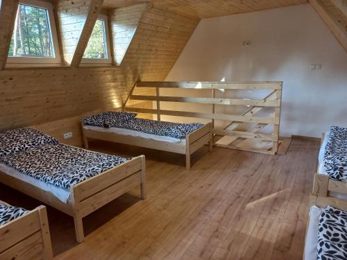 Ένα ή περισσότερα κρεβάτια σε δωμάτιο στο Domek Pod Dębem