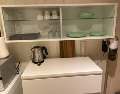 Η κουζίνα ή μικρή κουζίνα στο 1 roms kjellerleilighet Norheim, Haugesund