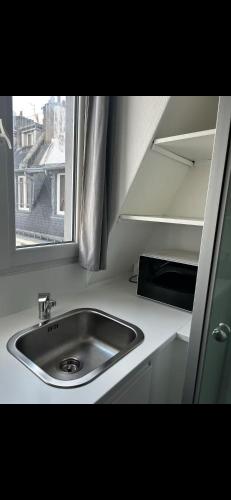 Chambre au pied de la Tour Eiffel