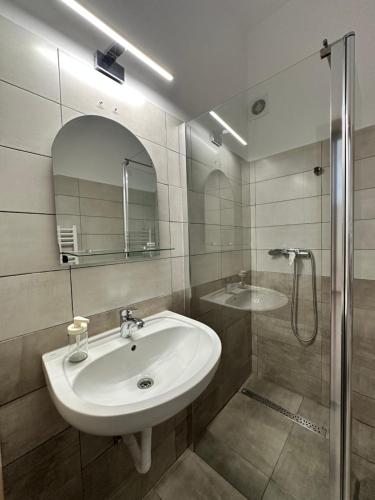 Et badeværelse på 27 RENT Apartments