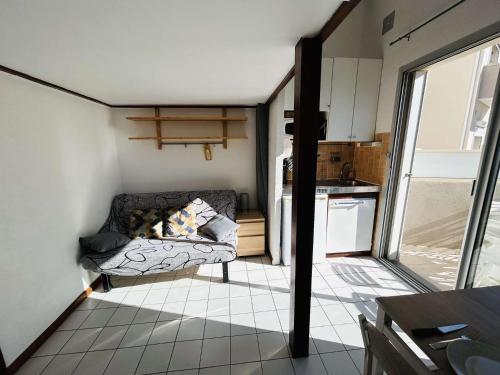 Studio CAP D'AGDE CT375-058 في كاب داغد: غرفة معيشة مع أريكة ومطبخ