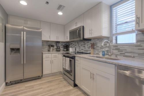 Køkken eller tekøkken på Be A Nomad - Calm Ocean Retreat Five