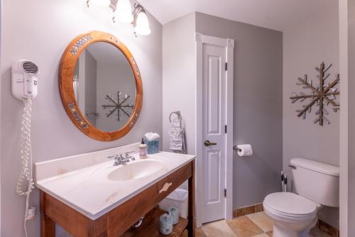 Ένα μπάνιο στο Snowshoe Village Ski-in - Ski-out Condo w Hot Tub