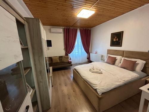 Un dormitorio con una cama y un televisor. en Panoramic terace Victory boutique, en Bucarest