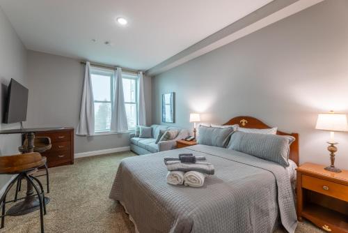 Ένα ή περισσότερα κρεβάτια σε δωμάτιο στο Snowshoe Village Ski-in - Ski-out Condo w Hot Tub