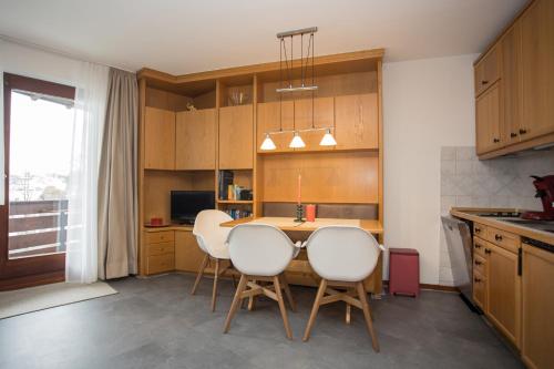 a kitchen with a table and four chairs in it at Welcome in - Appartement centraal gelegen met balkon - Heidestrasse 2 Winterberg in Winterberg