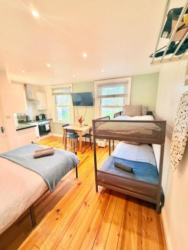 Ένα ή περισσότερα κρεβάτια σε δωμάτιο στο Notting Hill Guest Studio