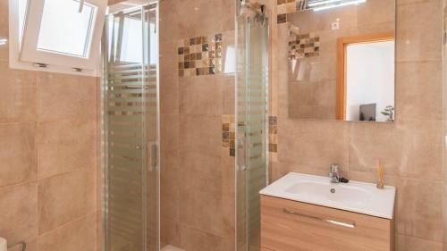 ein Badezimmer mit Glasdusche und Waschbecken in der Unterkunft Villa Paraiso Torrox by Ruralidays in Torrox