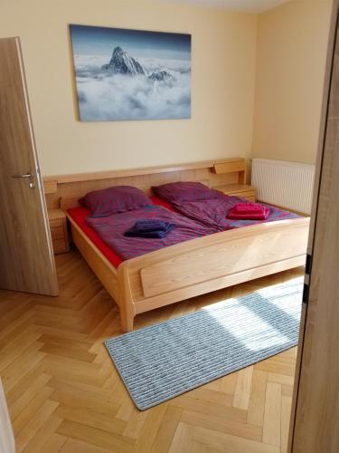 Pension am Bahnhof Mühlhausen في مولهاوزن: غرفة نوم بها سرير وصورة على الحائط