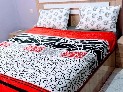 Ένα ή περισσότερα κρεβάτια σε δωμάτιο στο centralised air conditioned apartment in a respectable residence with private parking in sale