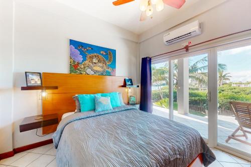 En eller flere senge i et værelse på Suite F101 Mara Laguna