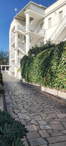 un passaggio pedonale in pietra di fronte a un edificio di Casa Vivì a Manfredonia