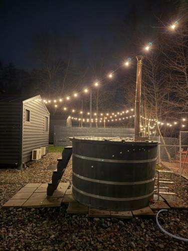 Ein Fass mit Lichtern darauf steht nachts in einem Hof. in der Unterkunft B Frames in Aninişu din Deal