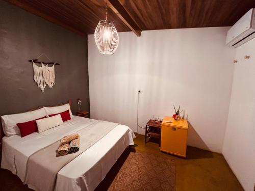 Una cama o camas en una habitación de Caju com Mel Hospedagem