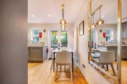a kitchen and dining room with a table and chairs at Two Bed Home in Portishead in Portishead