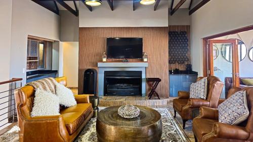 ダルストロアームにある848 at Highland Gate by Euphoric Leisureの革製の家具と暖炉のあるリビングルーム