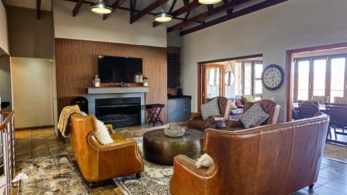 ダルストロアームにある848 at Highland Gate by Euphoric Leisureの革製の家具と暖炉のあるリビングルーム