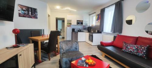 Apartment Mountain View with Private Sauna في باد هوفغاستين: غرفة معيشة مع أريكة ومطبخ