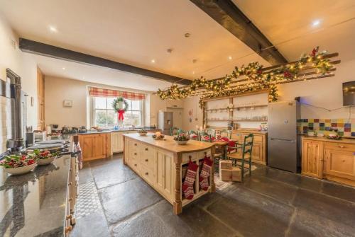 Kuchyň nebo kuchyňský kout v ubytování Historic Farmhouse in St Bees Pet friendly