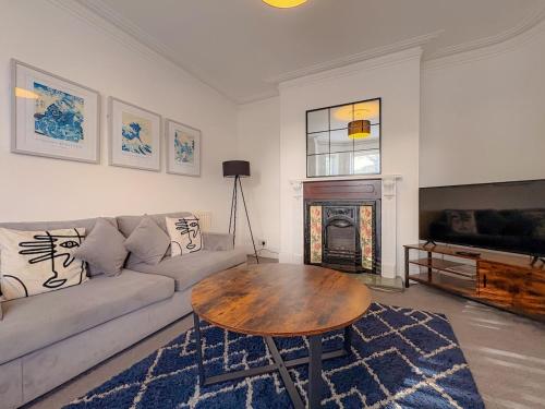 TV a/nebo společenská místnost v ubytování Church Road