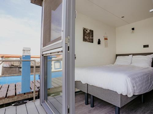 Giường trong phòng chung tại Houseboat Uitgeest