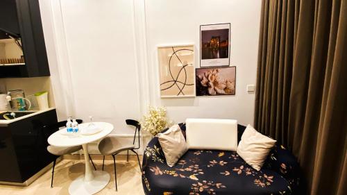 ein Wohnzimmer mit einem Stuhl und einem Tisch in der Unterkunft KL Luxury Suites at Lucentia Residence By Lalaport in Kuala Lumpur