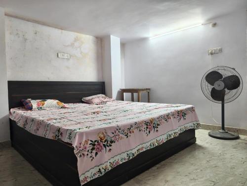 Ένα ή περισσότερα κρεβάτια σε δωμάτιο στο Sai Guest House