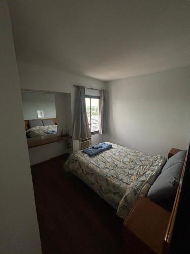 ein Schlafzimmer mit einem großen Bett und einem Fenster in der Unterkunft Departamento en el centro de Rafaela in Rafaela