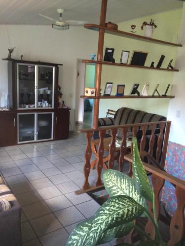 a living room with a couch and shelves at Recanto da Vovó com Bike in Vitória