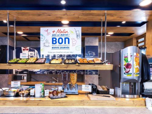 panadería con barra con pan y bollería en ibis Budget Pau Est, en Pau
